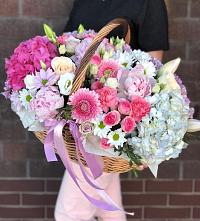 Композиция солнечный день в Кубанской Цветочная композиция из Розы, Хризантемы, Пионы и Лизиантусы в корзине в Кубанской