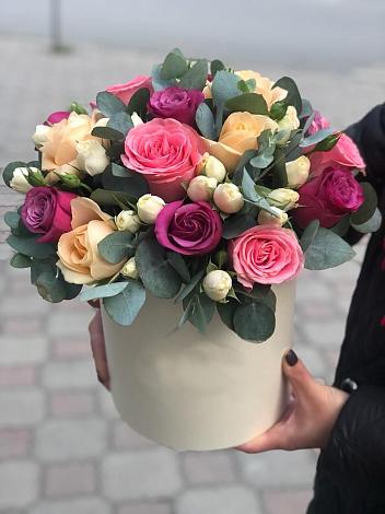 Цветочная композиция из Розы в шляпной коробке в Кубанской