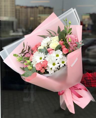 Букет цветов из: Розы, Лизиантусы и Хризантемы в Кубанской